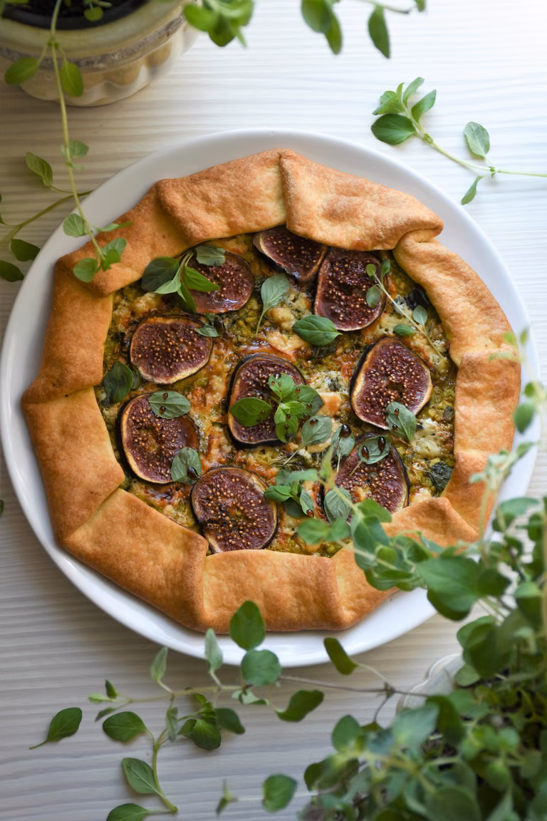 tarta z pastą z awokado i ziół, z figą i sokiem z granatów