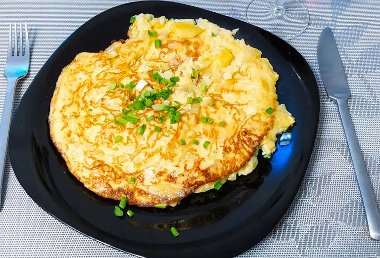 Omlet Hiszpański – pomysł na ziemniaki pozostałe z obiadu