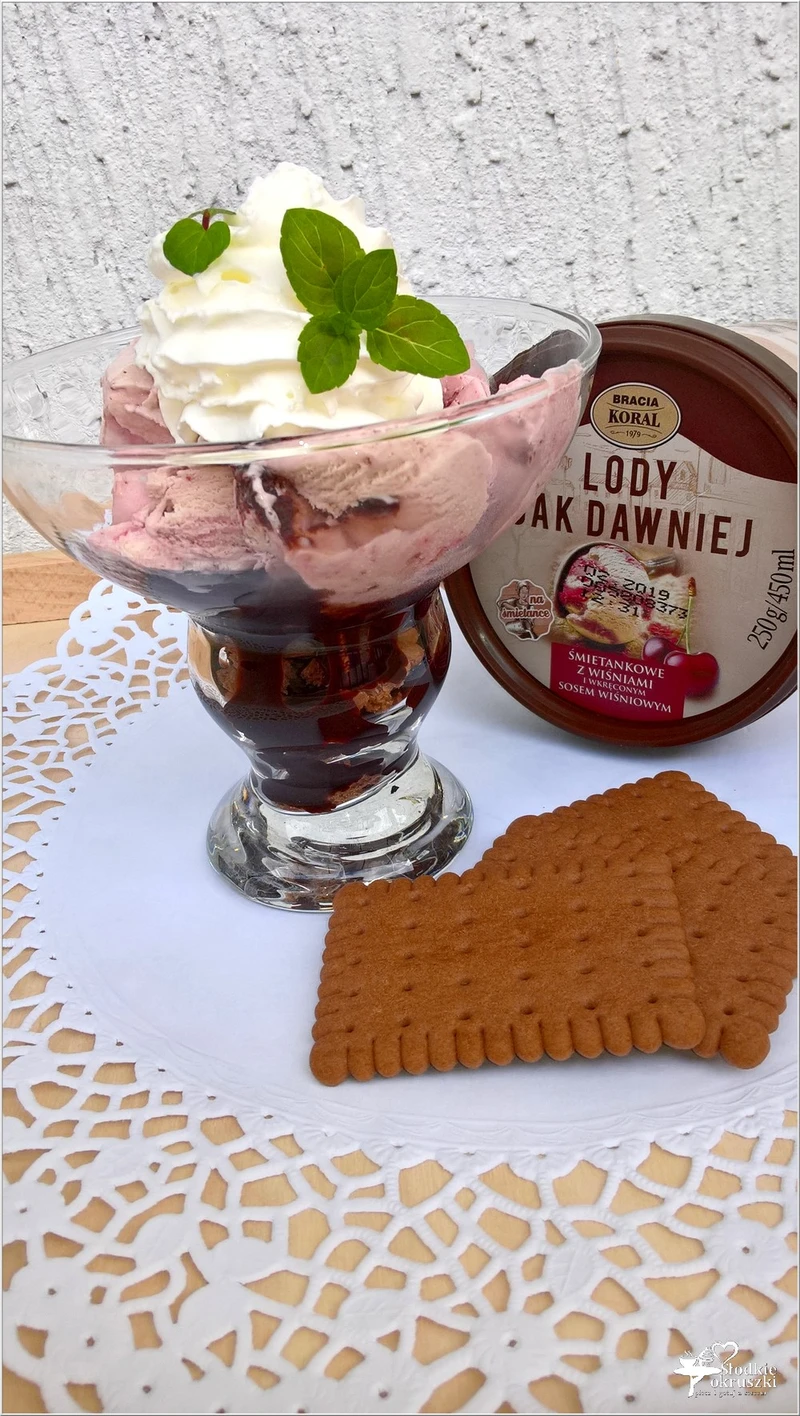 Deser lodowy z domowym sosem czekoladowym