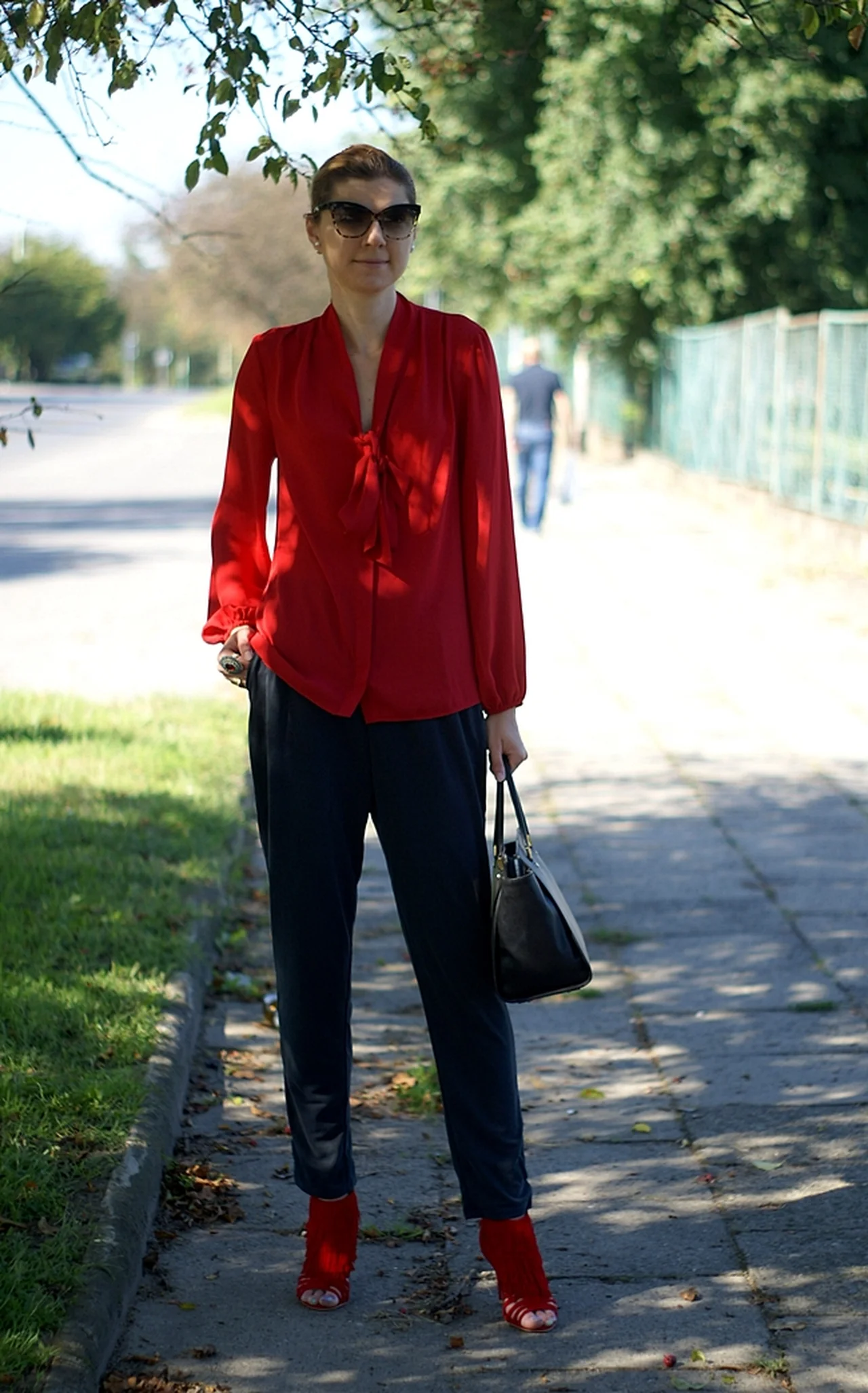eleganckie spodnie Esmara Premium i czerwona koszula z lumpeksu