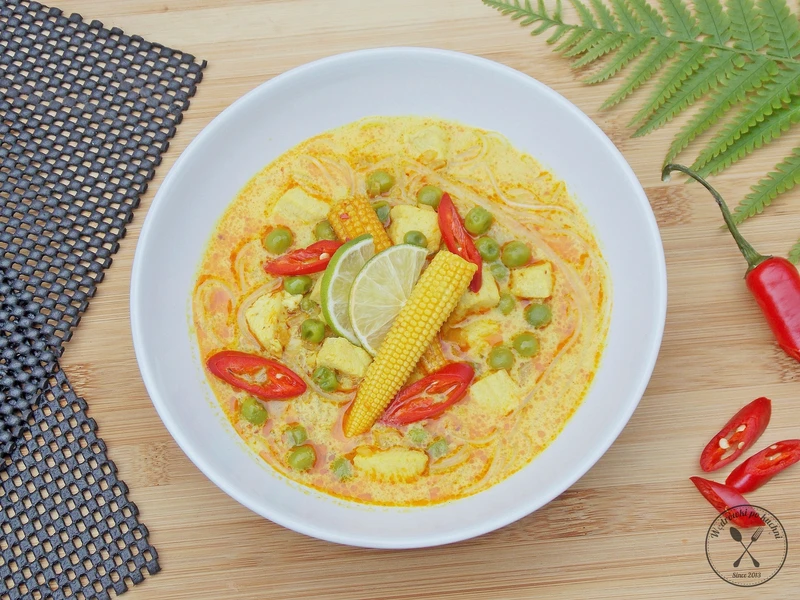 Azjatycka zupa z czerwoną pastą curry