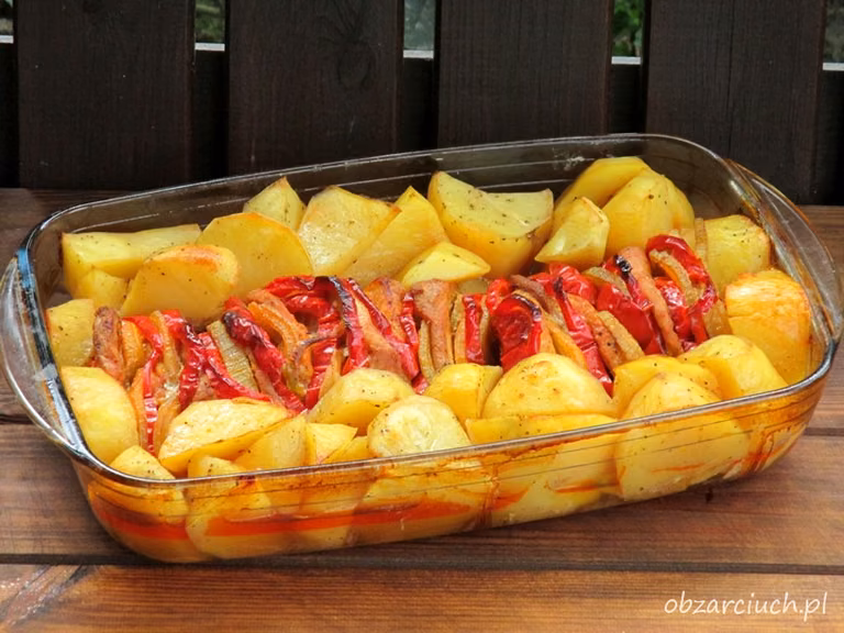Schab pieczony z papryką i ziemniakami