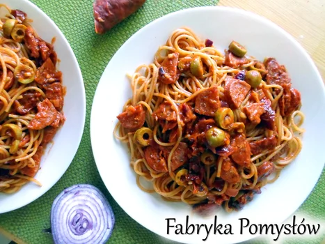 Spaghetti z chorizo w sosie pomidorowym