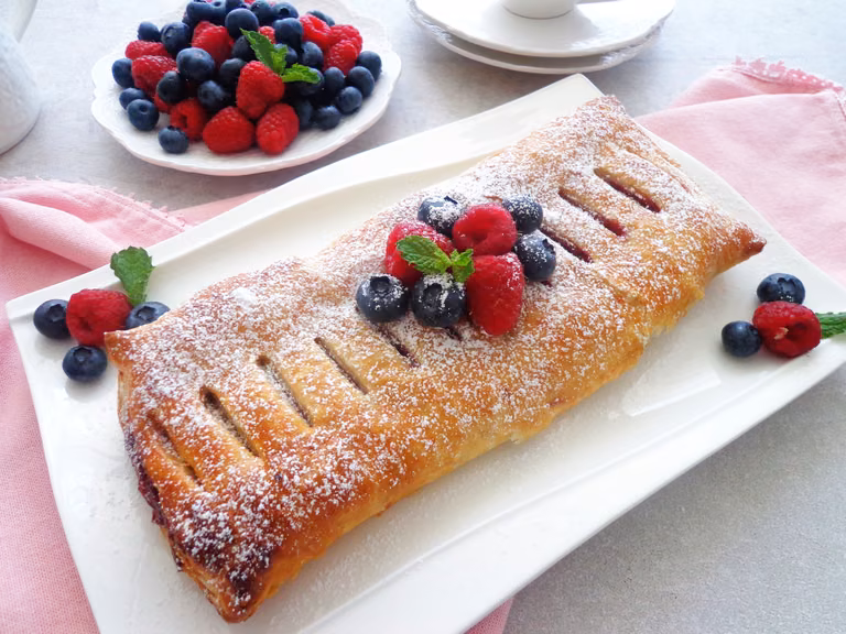 Strudel z owocami leśnymi