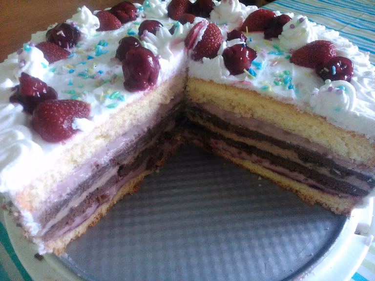 Tort z frużeliną wiśniową