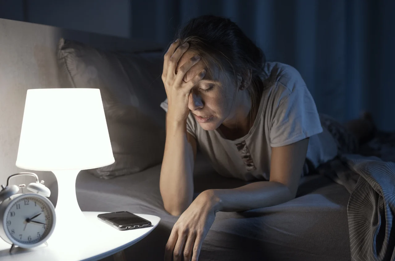 To nie stres jest główną przyczyną bezsenności! Sprawdź, co naprawdę nie daje Ci spać