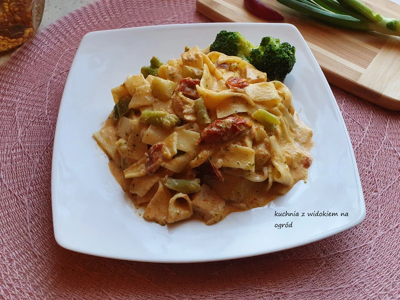 Makaron z brokułem i suszonymi pomidorami w sosie mascarpone