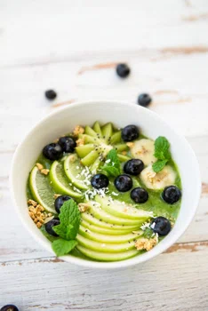 Zielone smoothie bowl z owocami