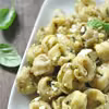 Sałatka z tortellini, pesto i fetą