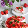 Tarta z truskawkami i śmietaną na francuskim cieście