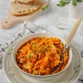 Bigos z młodej kapusty z kiełbasą