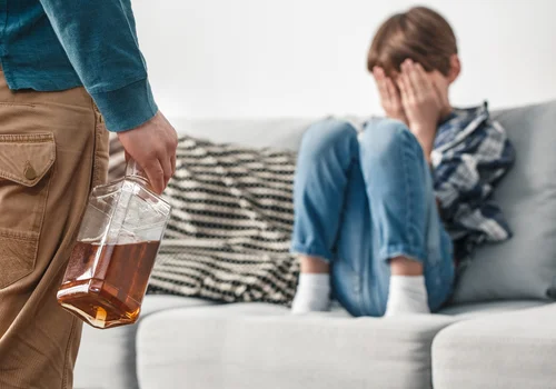 Pijani rodzice oczami dzieci - Jak alkohol rujnuje psychikę małoletnich?