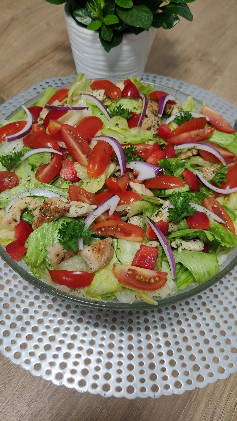 🥗 Sałatka z sałaty lodowej i kurczaka 🥗