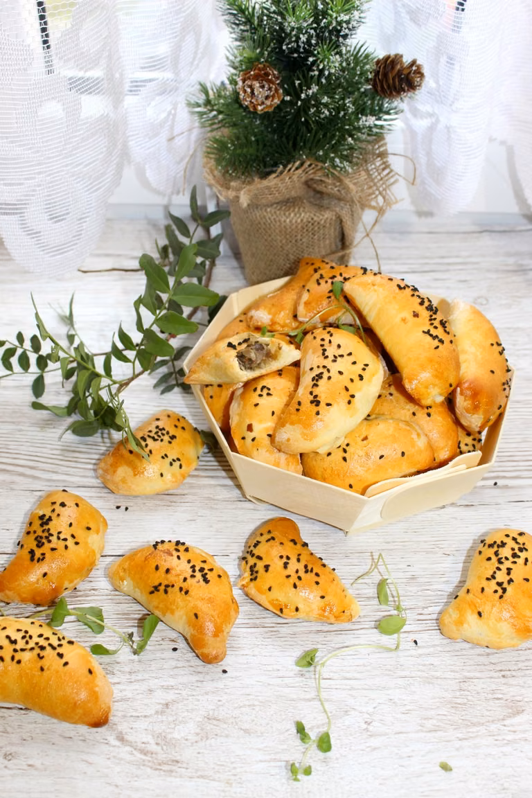 Drożdżowe pierożki z kapustą i grzybami