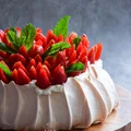 Beza Pavlova - tort bezowy z truskawkami