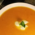 Zupa z pieczonej dyni piżmowej i pieczonych batatów.
