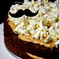 Razowe ciasto marchewkowe z solonym masłem orzechowym i popcornem