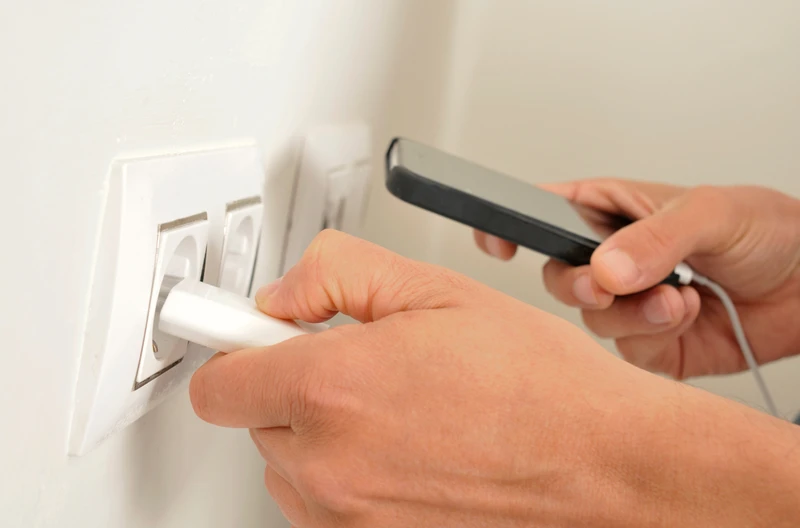 Oszczędzanie energii w Urzędach: Zakaz ładowania telefonów!