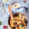Kokardki z balsamiczną cebulką i oliwkami