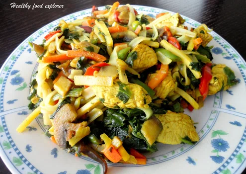 Makaron ryżowy z indykiem i warzywami