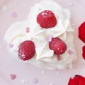 Mini beza pavlova serce z kremem i malinami