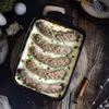 Pieczona biała kiełbasa w sosie chrzanowym