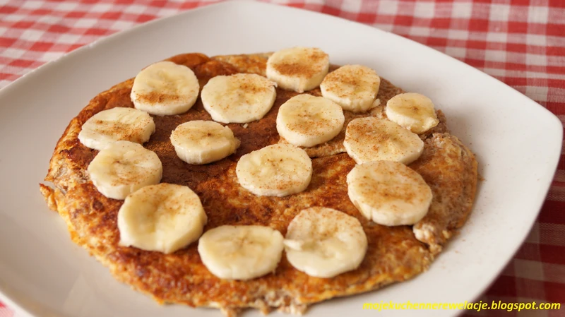 Dietetyczny omlet z otrębami,bananem i cynamonem  - 259 kcal