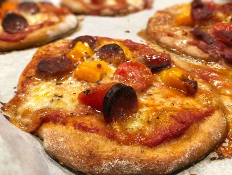 CZWARTEK: SZYBKIE MINI PIZZE Z MĄKI PEŁNOZIARNISTEJ
