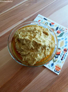 Hummus z oliwkami i anchois