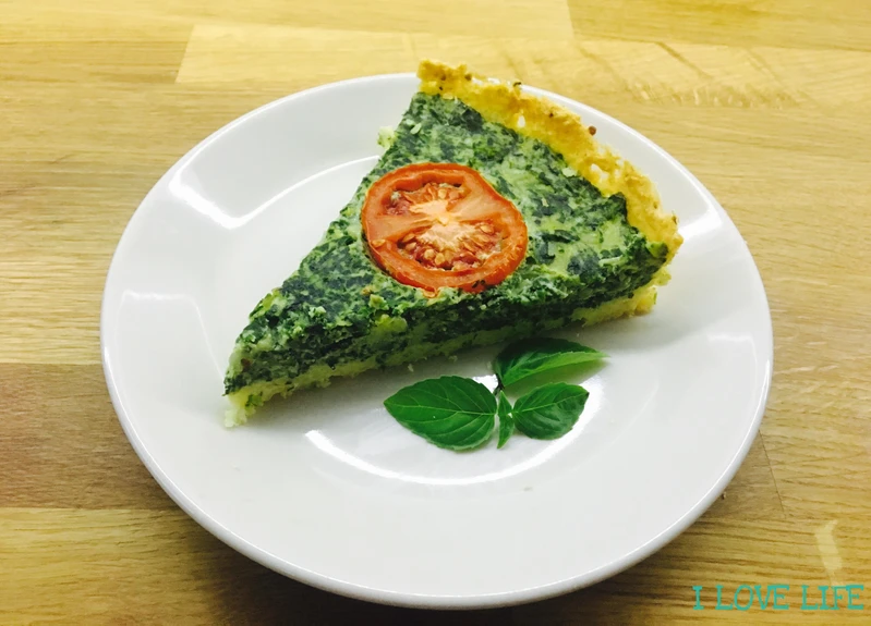Tarta na spodzie z kaszy jaglanej ze szpinakiem i cukinią