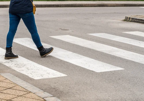 Nowy pomysł na poprawę bezpieczeństwa na przejściach! Ten przepis może zmienić zachowanie pieszych!