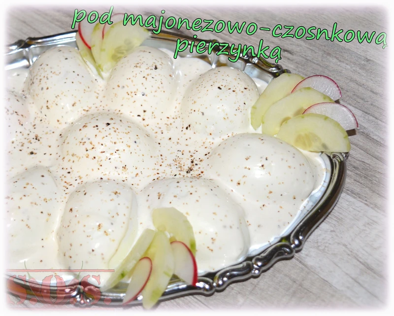 Jajka w sosie czosnkowym