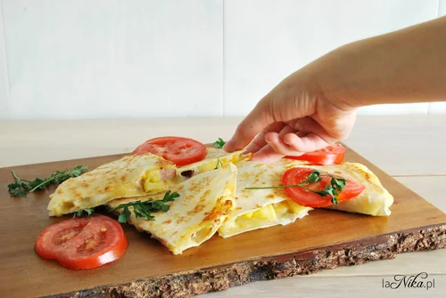 Quesadilla z serem, ananasem, szynką i kukurydzą