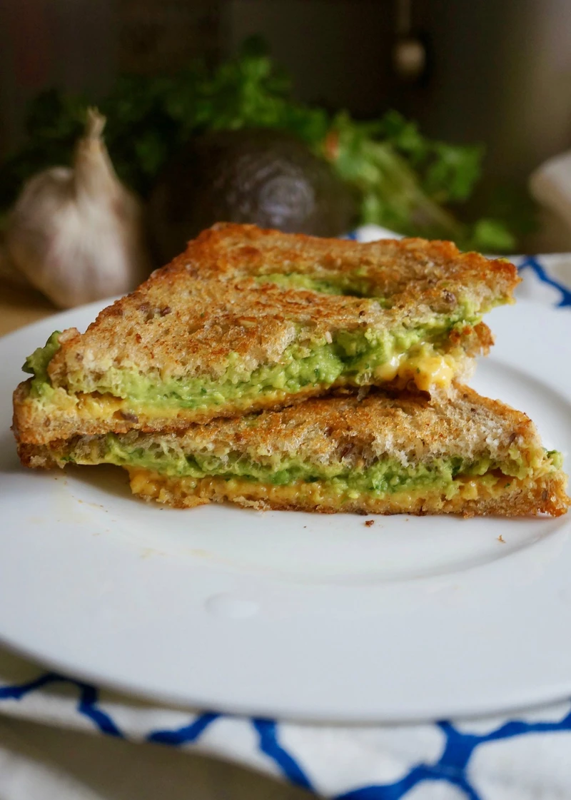 GRILLED CHEESE – KANAPKA Z AWOKADO I SEREM