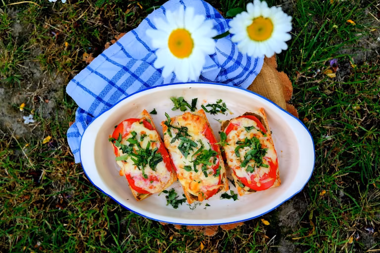 Bagietka zapiekana z pesto i pomidorami