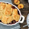 Śliwkowy cobbler, czyli aromatyczne śliwki zapiekane pod ciastem