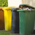 Rachunki za śmieci w górę przez system kaucyjny? Pierwsze gminy już podnoszą stawki!