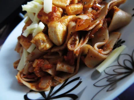 Tagliatelle w sosie bolońskim z kurczakiem