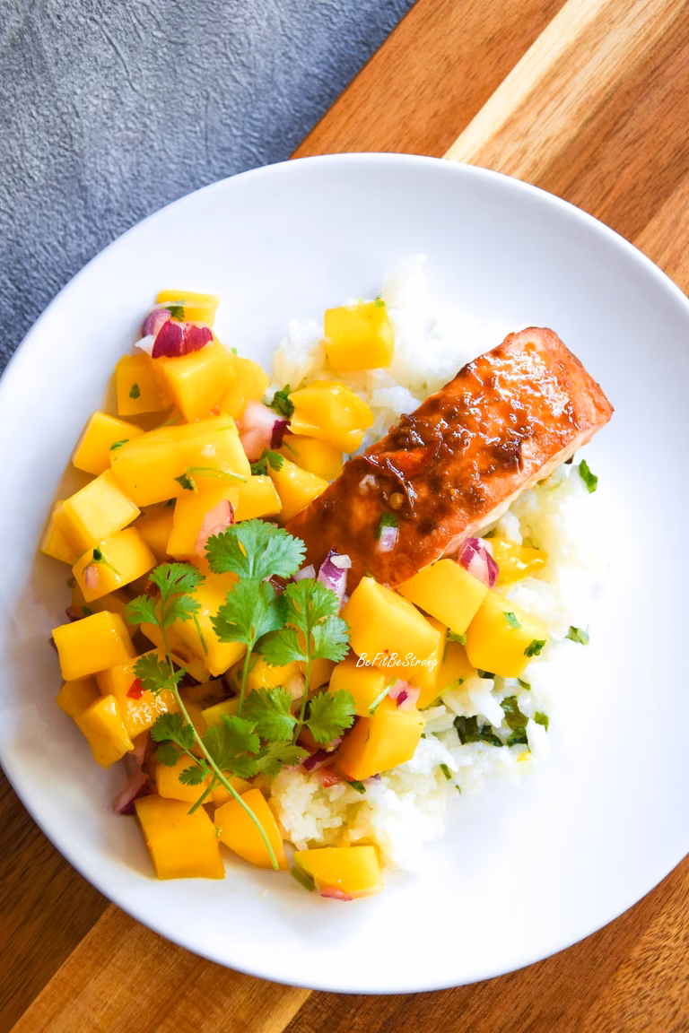 Pieczony łosoś teriyaki z salsą mango i cytrynowo-bazyliowym ryżem