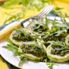 OPIEKANY KOZI CAMEMBERT Z PESTO Z RUKOL