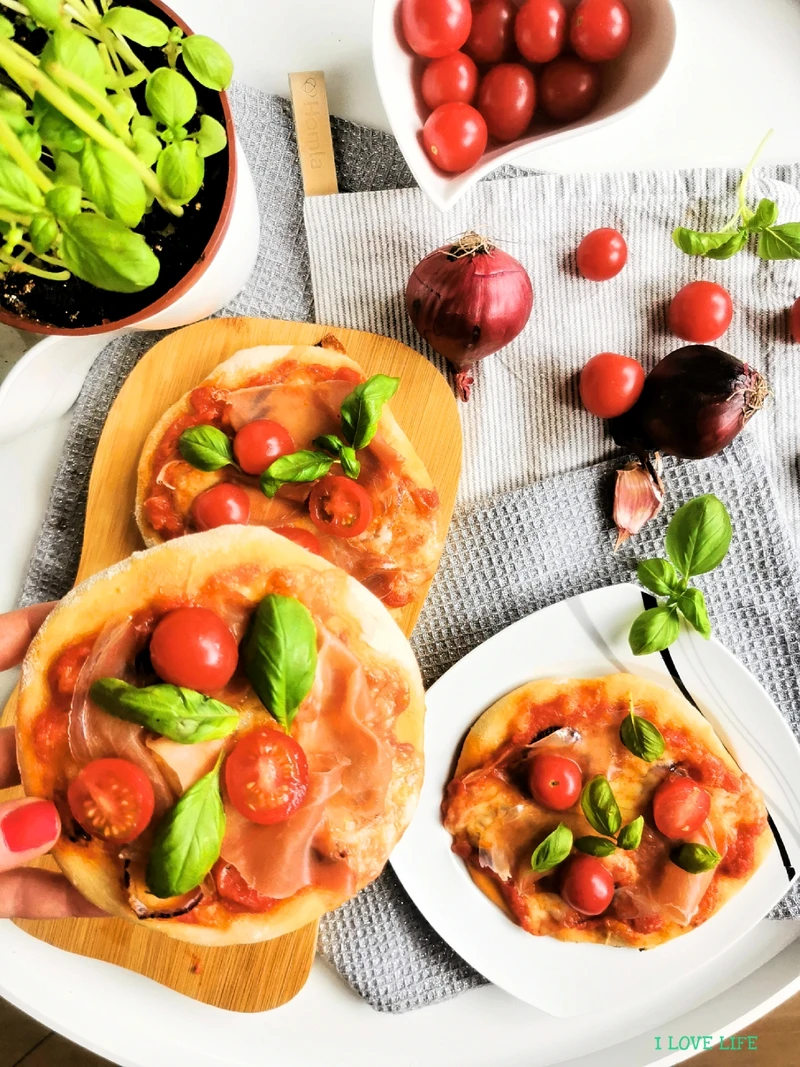 Pizzerinki z szynką parmeńską - I LOVE LIFE
