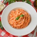 Neapolitański makaron z sosem pomidorowym i ricottą
