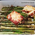 Zielone szparagi i ser halloumi zapiekane w piekarniku
