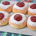 Pieczone pączki bez jajek i masła z dżemem truskawkowym
