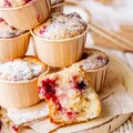 Wilgotne muffiny cytrynowe z owocami