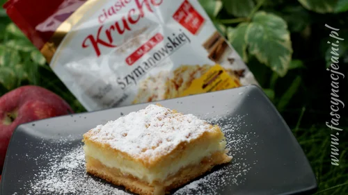 Kruche ciasto z jabłkami i masą budyniową