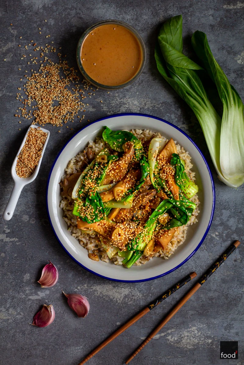 Stir-fry z kapustą pak choi, boczniakami i sosem hoisin