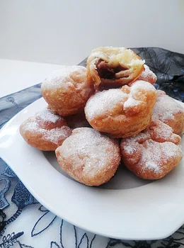 Mini pączki z ciasta francuskiego