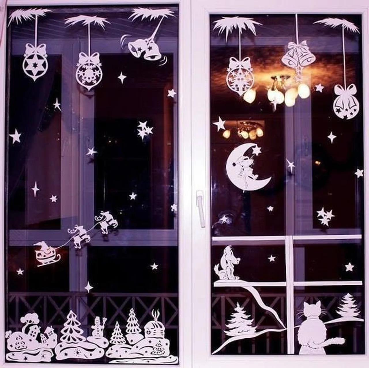 Świąteczne dekoracje w oknie