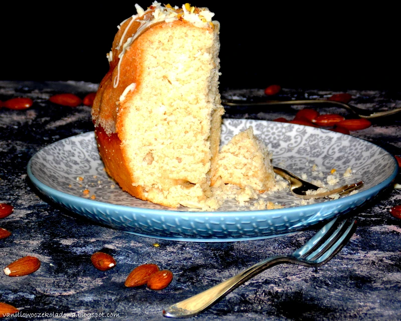 Babka Amaretto z polewą z białej czekolady (Mocno migdałowa)
